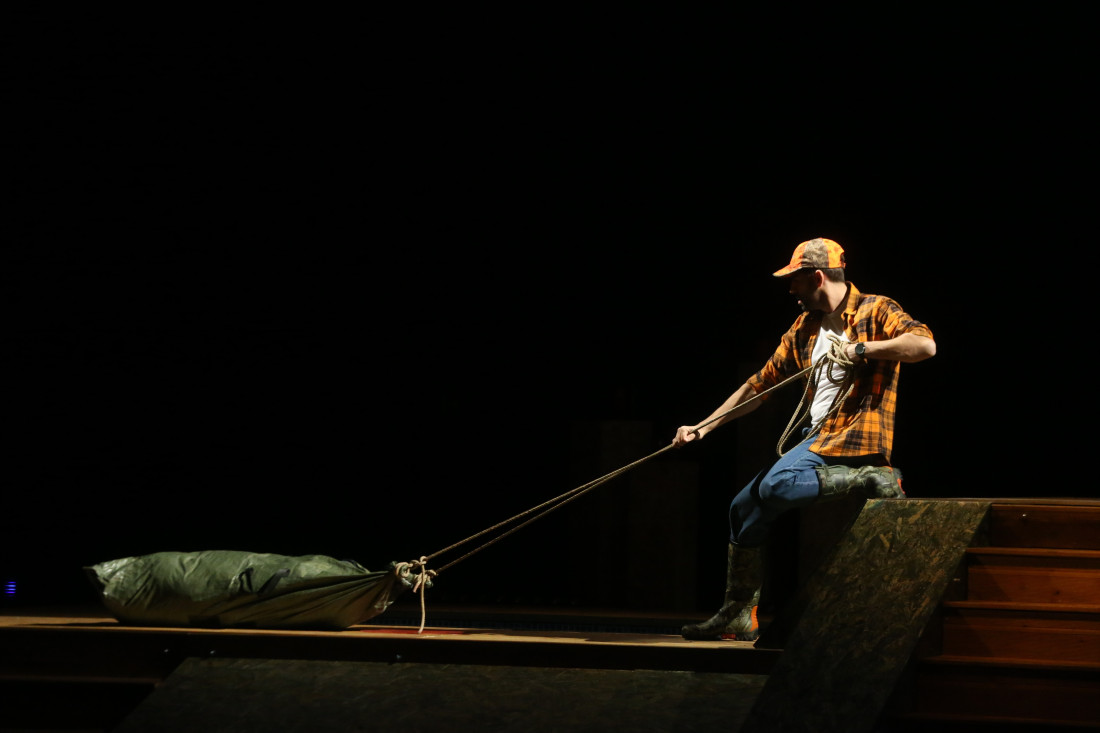 Predstava koja je nastala uoči američkih izbora: Održana premijera "Junaka doba krize" u Ateljeu 212 (FOTO)