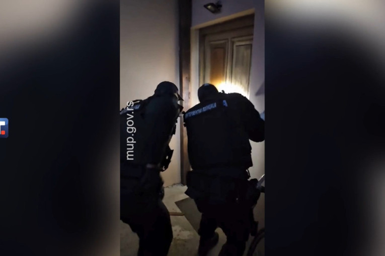 Devojčica našla spas u učionici: Danima je proganjao manijak, a onda joj pretio oružjem