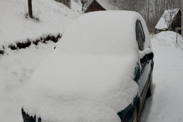 Zavejani planine i sela! Prvi sneg u Novoj Varoši i Prijepolju nimalo se ne šali, nadležne ekipe satima na terenu (FOTO)