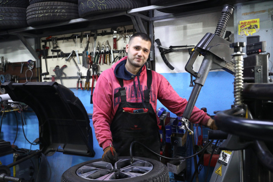 Aca (28) završio faks, ali se odlučio za posao vulkanizera: Ima pune ruke posla, a otkrio nam je ko godinama ne menja gume