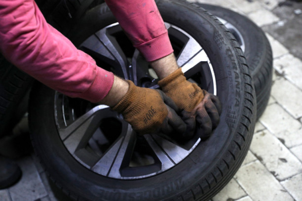 Aca (28) završio faks, ali se odlučio za posao vulkanizera: Ima pune ruke posla, a otkrio nam je ko godinama ne menja gume