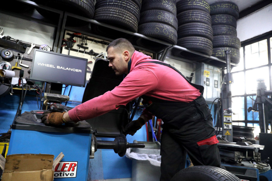 Aca (28) završio faks, ali se odlučio za posao vulkanizera: Ima pune ruke posla, a otkrio nam je ko godinama ne menja gume