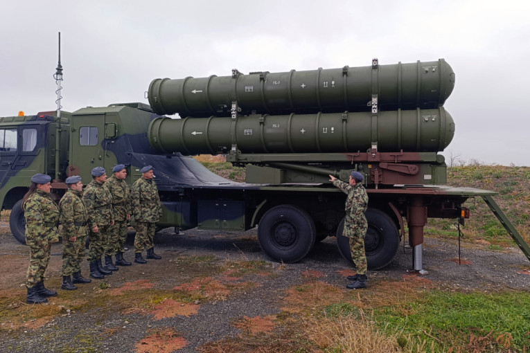 U toku realizacija redovne obuke borbenih posluga raketnog sistema FK-3 (FOTO)