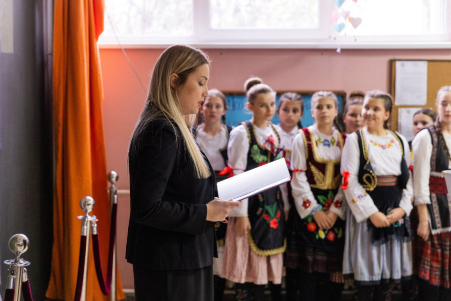 Fondacija "Za srpski narod i državu" donirala sredstva za restauraciju slike "Molitva za mir" Osnovnoj školi "Knez Lazar" u Velikim Kupcima