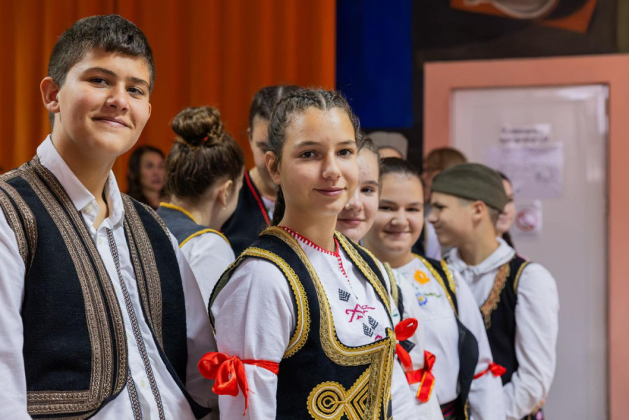 Fondacija "Za srpski narod i državu" donirala sredstva za restauraciju slike "Molitva za mir" Osnovnoj školi "Knez Lazar" u Velikim Kupcima