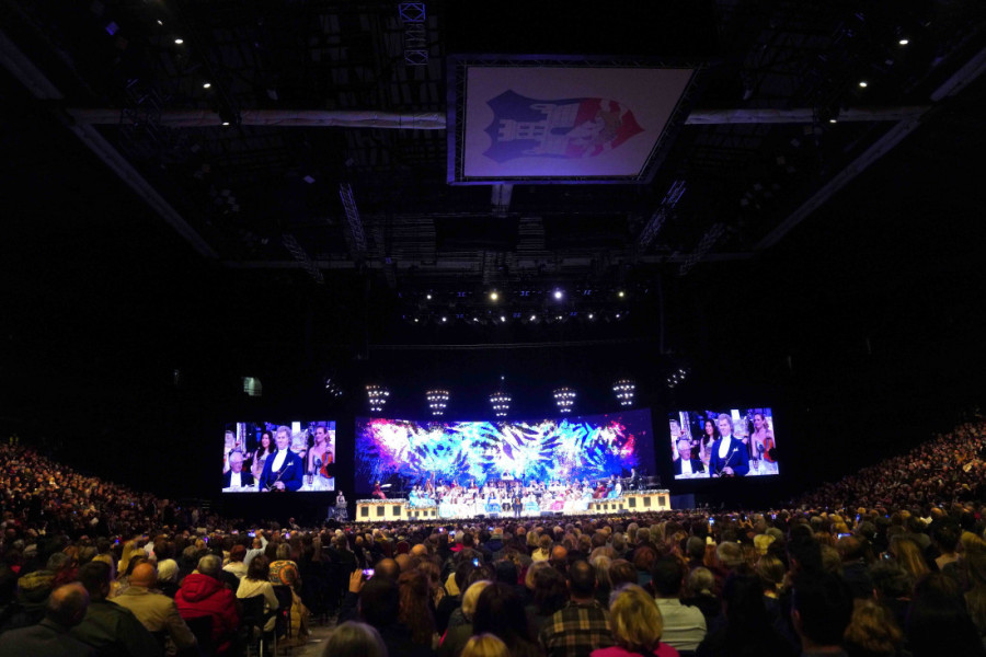 Violinista Andre Riju i njegov orkestar oduševili Beograđane! "Kralj valcera" izazvao i smeh, pa poručio: Verujte u moć muzike!