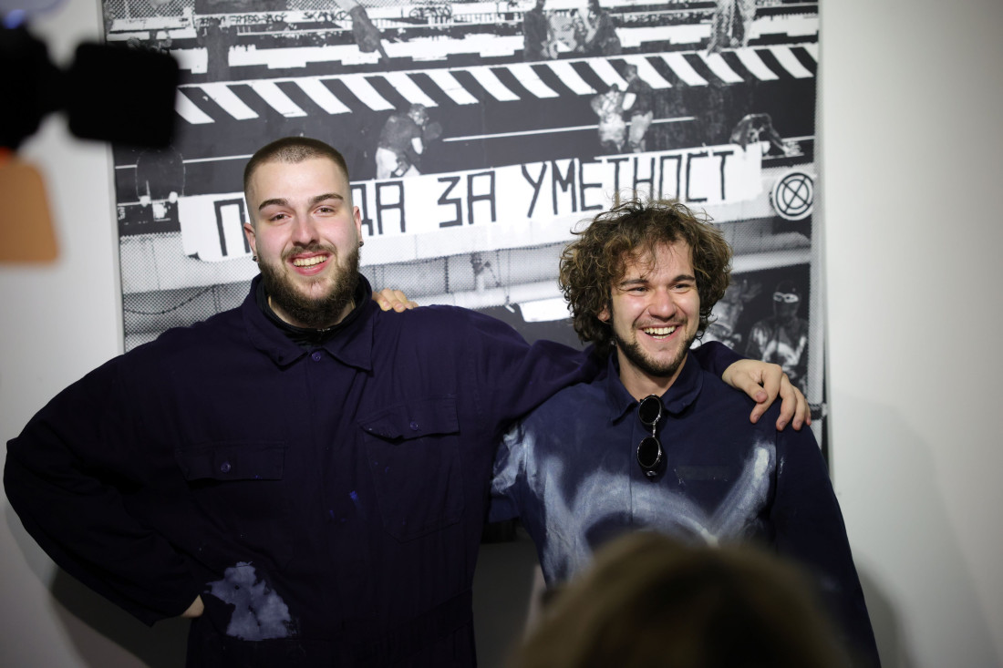 Članovi pokreta “Neumetnost” sakrili identitet, a onda skinuli maske pred svima: Dugačak red na otvaranju izložbe u centru Beograda (FOTO)