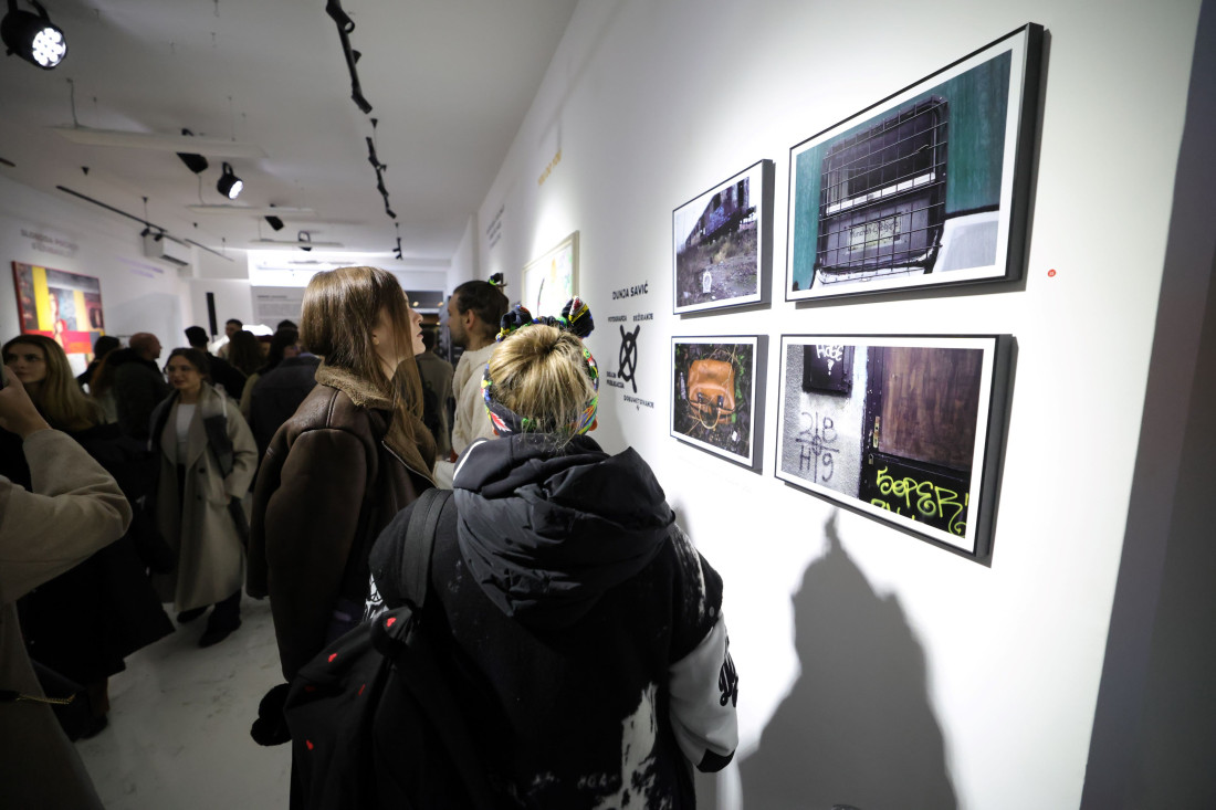 Članovi pokreta “Neumetnost” sakrili identitet, a onda skinuli maske pred svima: Dugačak red na otvaranju izložbe u centru Beograda (FOTO)