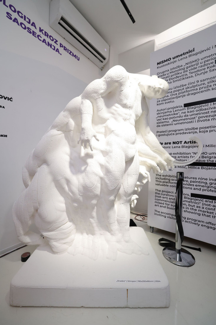 Članovi pokreta “Neumetnost” sakrili identitet, a onda skinuli maske pred svima: Dugačak red na otvaranju izložbe u centru Beograda (FOTO)