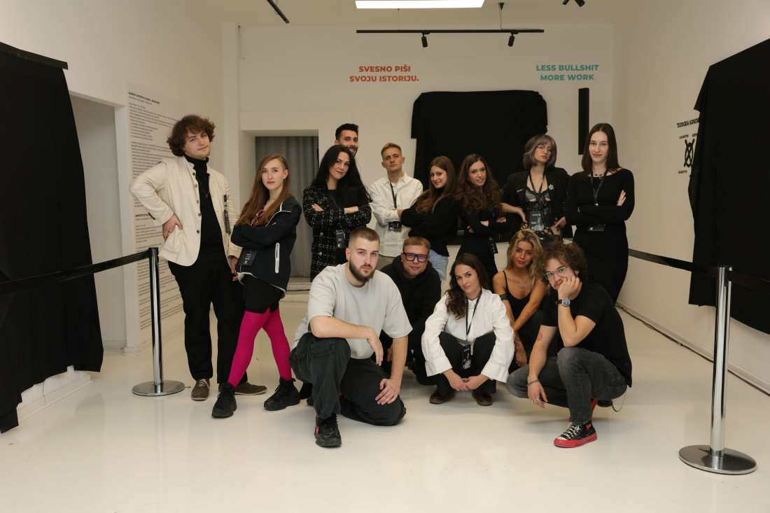 Članovi pokreta “Neumetnost” sakrili identitet, a onda skinuli maske pred svima: Dugačak red na otvaranju izložbe u centru Beograda (FOTO)