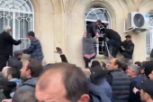 Potpuni haos u Abhaziji! Demonstranti nagrnuli na parlament, lomili sve pred sobom zbog sporazuma sa Rusijom (VIDEO)