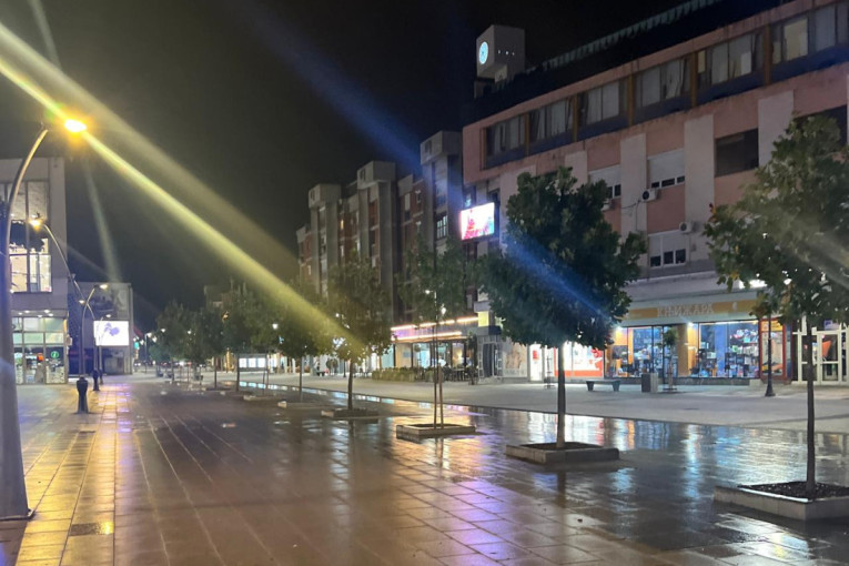 Bizarna scena u Čačku: Go muškarac sa povredom na glavi trčao kroz centar grada