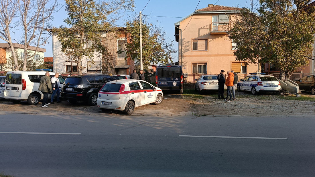 Prve fotografije i snimci sa mesta zločina u Novom Sadu: Sumnja se da je ovde sin odsekao glavu majci, imao psihičkih problema? (FOTO/VIDEO)
