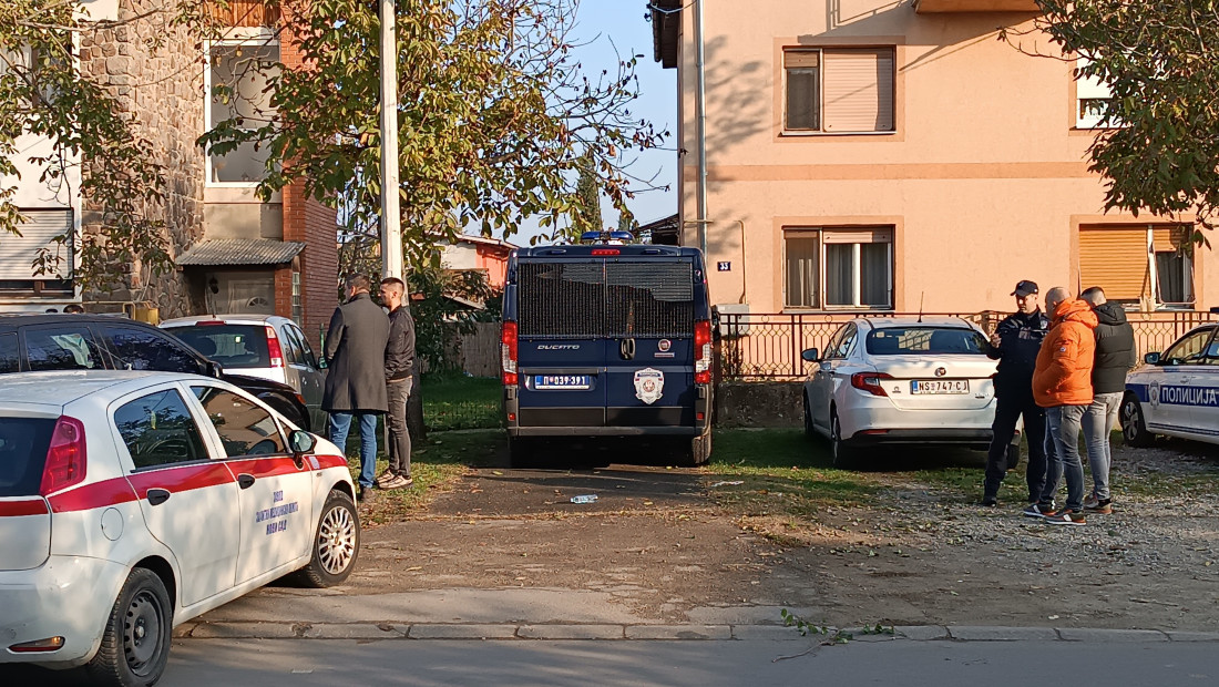Prve fotografije i snimci sa mesta zločina u Novom Sadu: Sumnja se da je ovde sin odsekao glavu majci, imao psihičkih problema? (FOTO/VIDEO)