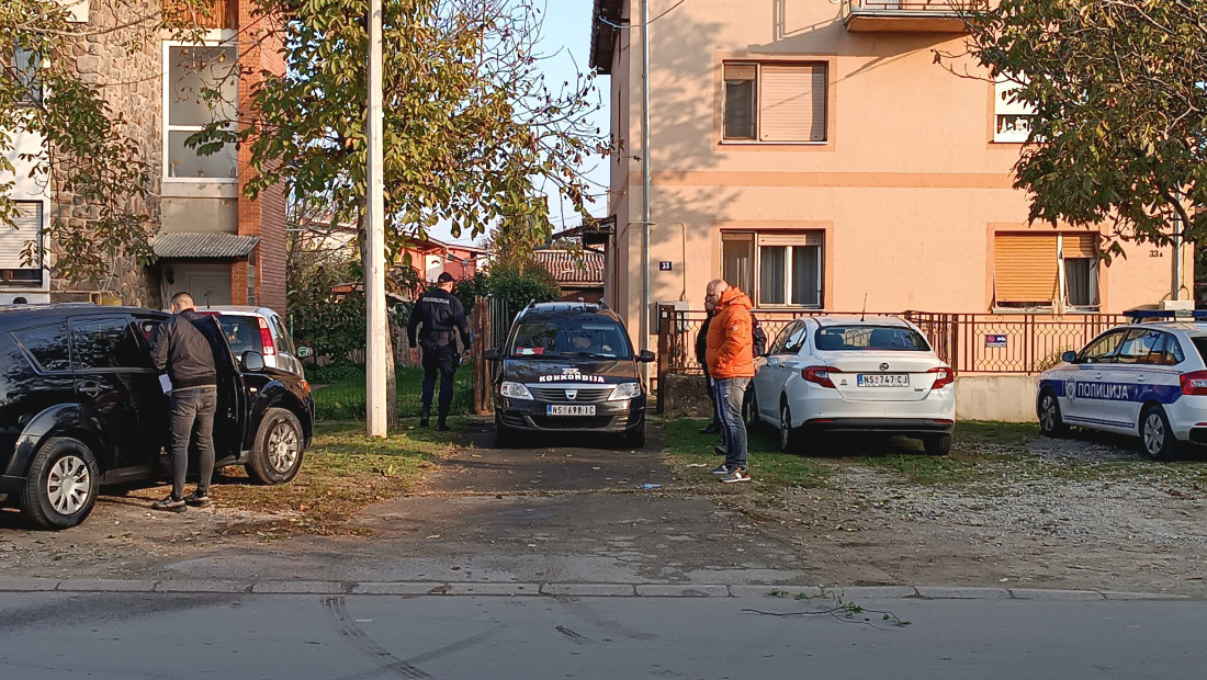Prve fotografije i snimci sa mesta zločina u Novom Sadu: Sumnja se da je ovde sin odsekao glavu majci, imao psihičkih problema? (FOTO/VIDEO)