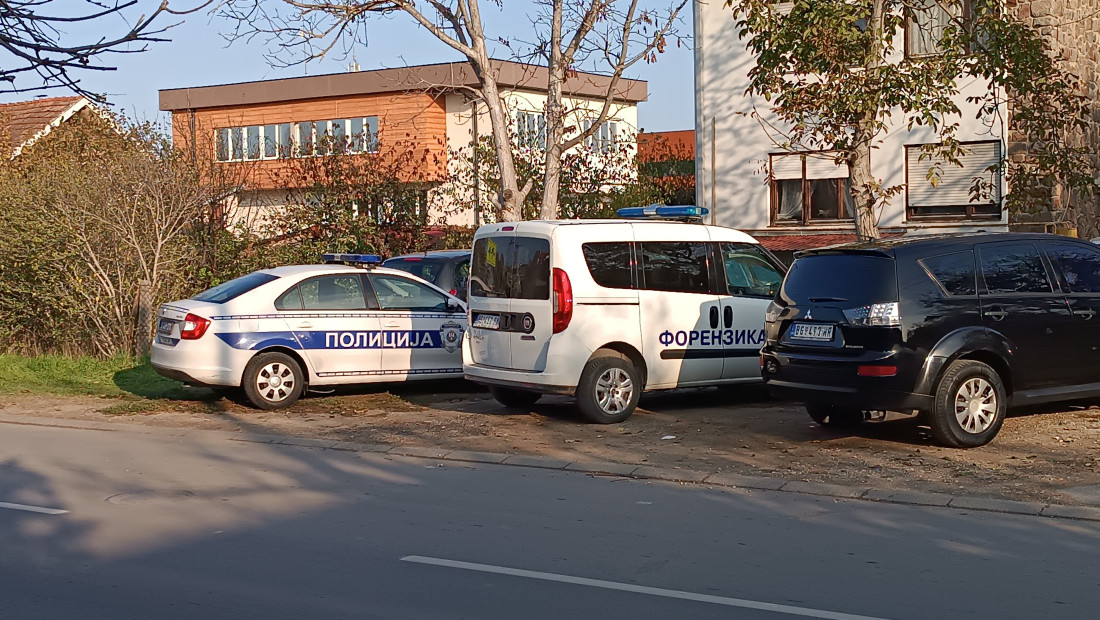 Prve fotografije i snimci sa mesta zločina u Novom Sadu: Sumnja se da je ovde sin odsekao glavu majci, imao psihičkih problema? (FOTO/VIDEO)