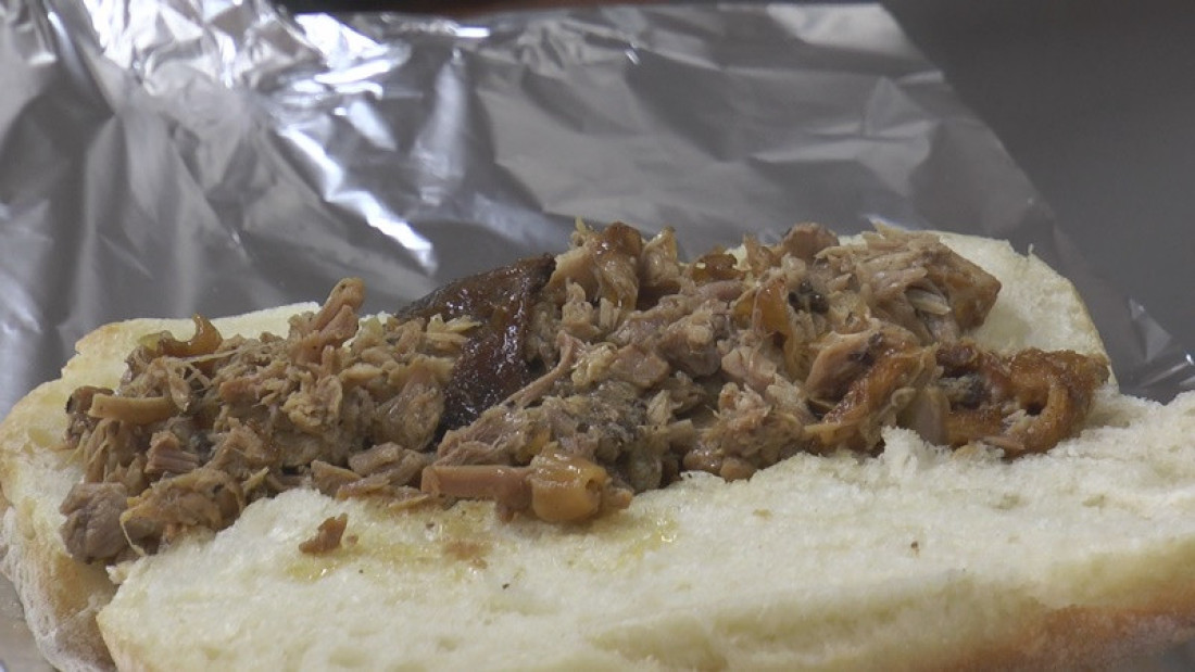 Ovo je giros na užički način: Ere osmislile poseban specijalitet - sendvič sa pečenjem! Spolja domaća kifla, a unutra sitno seckano meso