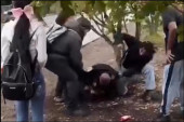 (UZNEMIRUJUĆI SNIMCI) Roditelji umalo zadavili ćerku jer nije pristala na dogovoreni brak: Udarali je i vukli ispred škole
