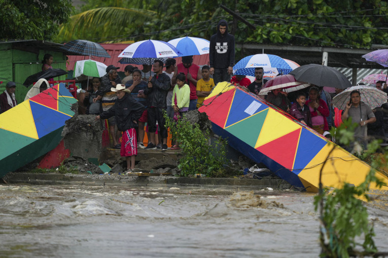 Tropska oluja Sara pogodila severnu obalu Hondurasa! Zemlja je pod vodom, izdata upozorenja za moguća klizišta (FOTO/VIDEO)