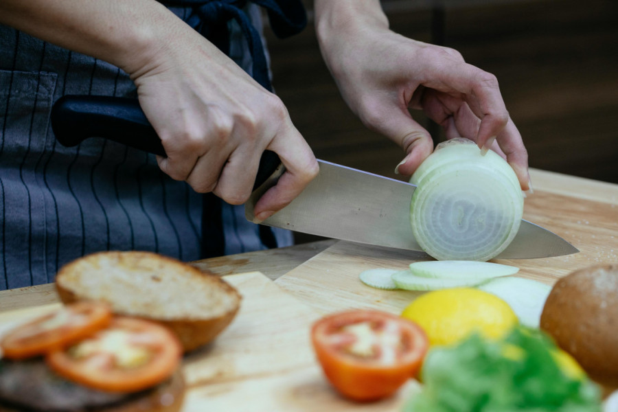 Tanko i savršeno: Iseckajte ceo luk za manje od minuta - ovaj viralni trik zahteva samo jednu alatku koju već verovatno imate (VIDEO)