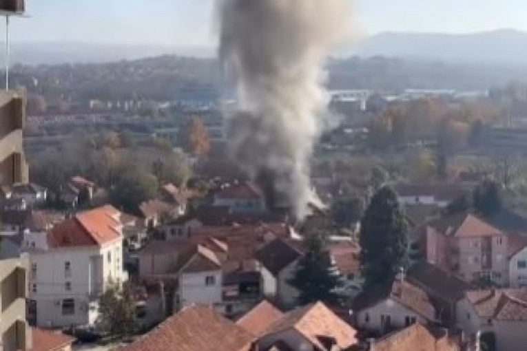 Gori kuća u Kragujevcu: Plamen zahvatio kuhinju, žena napravila kobnu grešku (VIDEO)