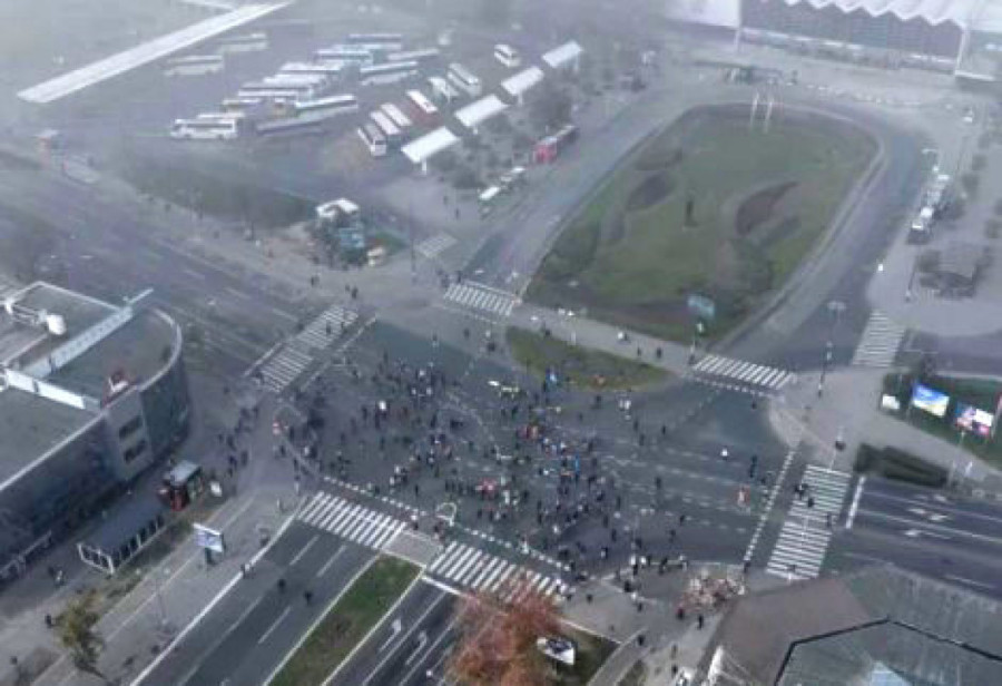 Pukli su: Prva fotografija iz drona pokazuje kako šačica nasilnika blokira ceo Novi Sad! (FOTO/VIDEO)