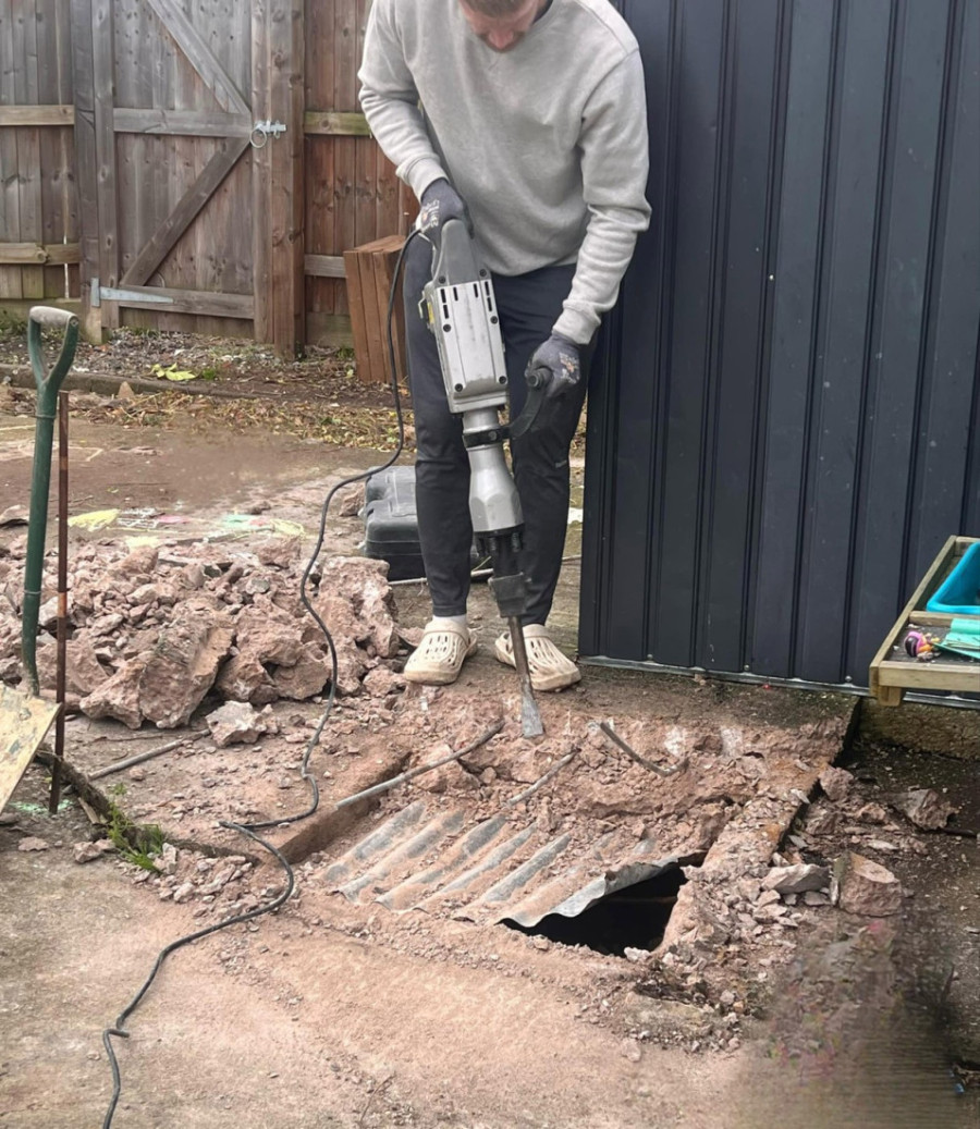 Šokantno otkriće: Porodica je pronašla bunker iz Drugog svetskog rata u svom dvorištu, a evo šta nameravaju da urade sa njim (FOTO)