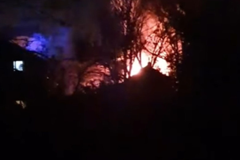 Veliki požar u Žarkovu: Evakuisani stanari, ulica zatvorena, gust dim prekrio naselje! (FOTO)