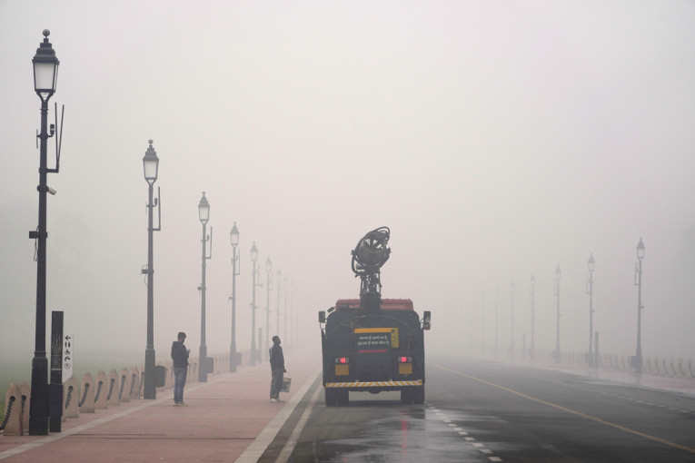 Toksična magla prekrila grad sa 33 miliona ljudi! U Nju Delhiju ni u škole ne idu, gradilišta su zatvorena (FOTO/VIDEO)