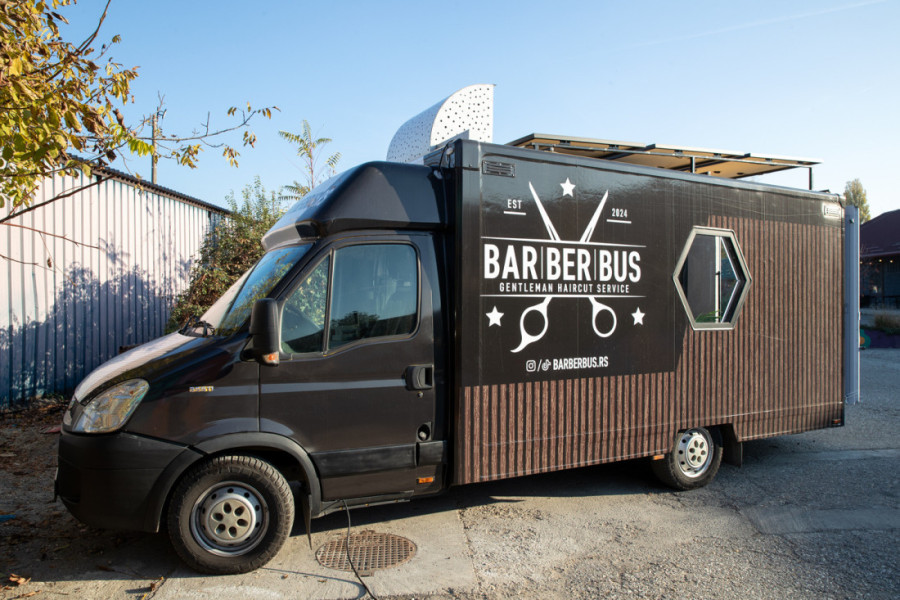 U 10 kvadrata napravio berbernicu, i to na točkovima: Luka za 24sedam kaže - Bilo je muke sa kombijem, 35 majstora sam promenio (FOTO/VIDEO)