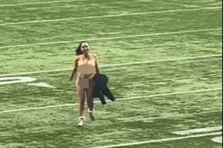 Gola utrčala na teren i prekinula utakmicu: Ovo je prvi put da se obezbeđenju nije žurilo (VIDEO)