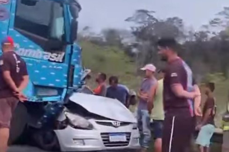 Poginuo iskusni brazilski fudbaler (33)! Kamion mu zgnječio auto uz bankinu! (VIDEO)