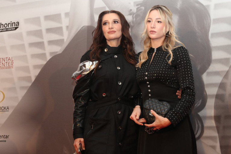 Mira Škorić sija u društvu ćerke! Milica je doktorka, a sa suprugom živi u luksuzu: Evo čime se on bavi!