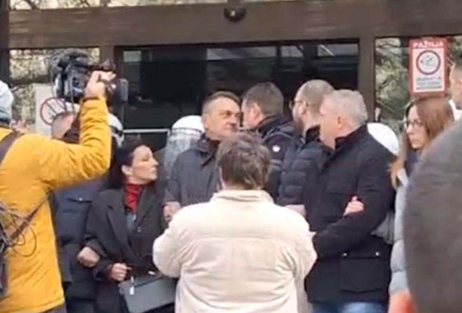 Opozicioni ekstremisti prave haos ispred Tužilaštva u Novom Sadu! Marinika i Novaković huškaju huligane na nasilje