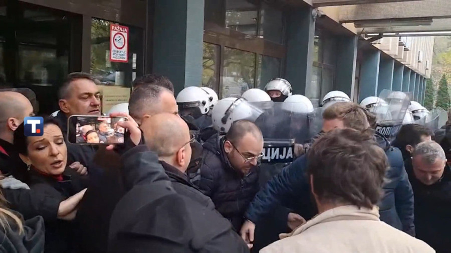 Đilasovski večiti student uništava državnu imovinu: Lazović žvrlja po zgradi suda, i još se time ponosi!  (FOTO/VIDEO)