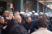 Po uzoru na Ješića! Srđan Đurić udario policajca ispred Tužilaštva, kamere sve zabeležile! (VIDEO)