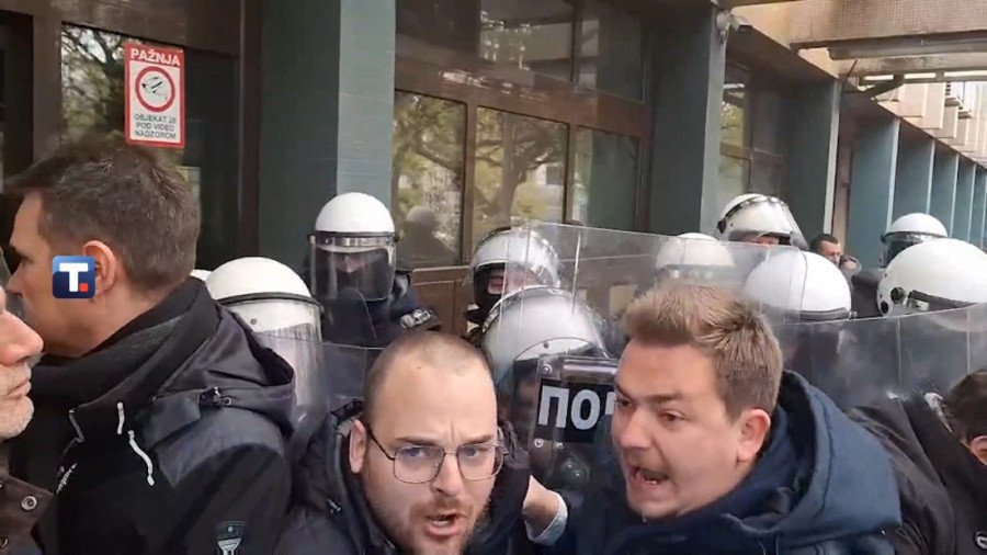 Po uzoru na Ješića! Srđan Đurić udario policajca ispred Tužilaštva, kamere sve zabeležile! (VIDEO)