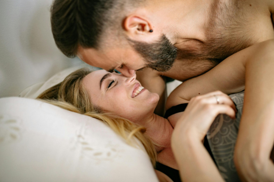 Dosta vam je rutine? Ove poze mogu da unesu novu iskru u vezu