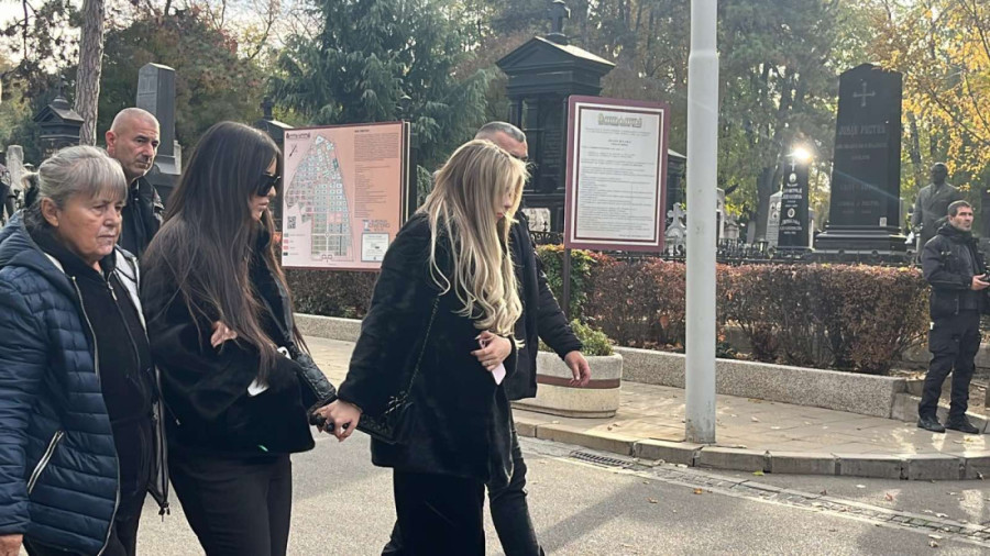 Sahrana majke Željka Mitrovića: Vlasnik Pinka u crnini, sa suprugom Milicom se drži za ruku (FOTO/VIDEO)