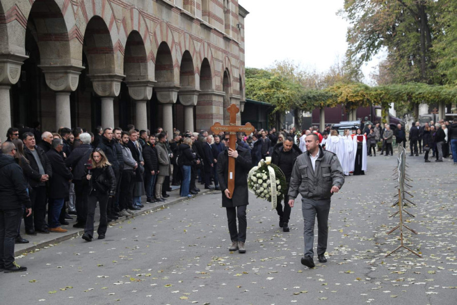 "Zaklinjem se..." Mitrovićev govor na sahrani majke Milenije: U suzama obećao da će joj ispuniti poslednju želju