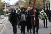 Povorka na sahrani Milenije Mitrović: Željkov sin nosi krst, ćerke grle bakinu sliku (FOTO/VIDEO)