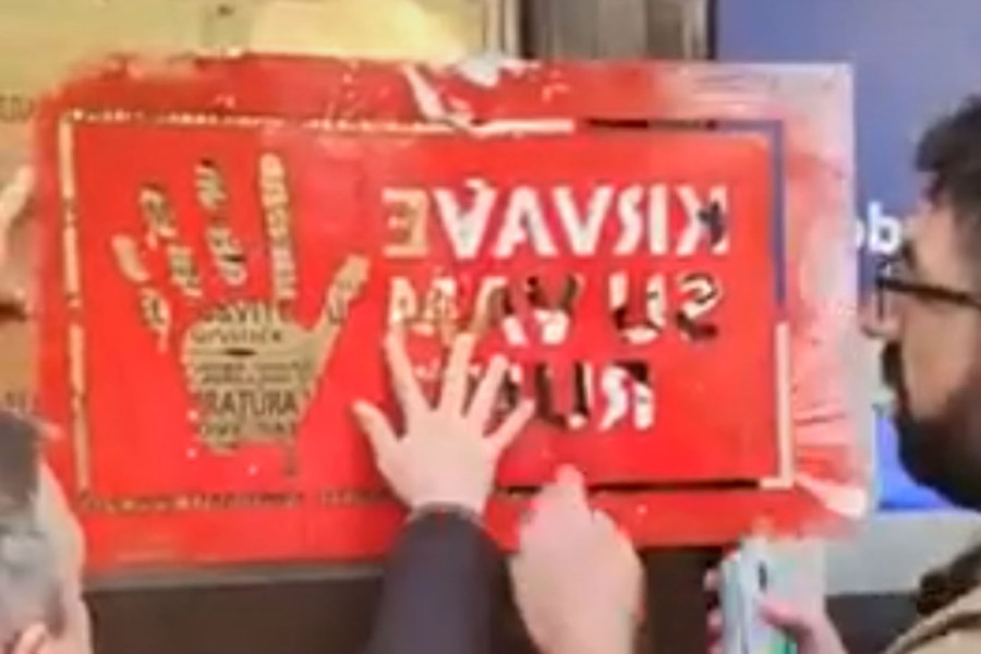 Đilasovski večiti student uništava državnu imovinu: Lazović žvrlja po zgradi suda, i još se time ponosi!  (FOTO/VIDEO)