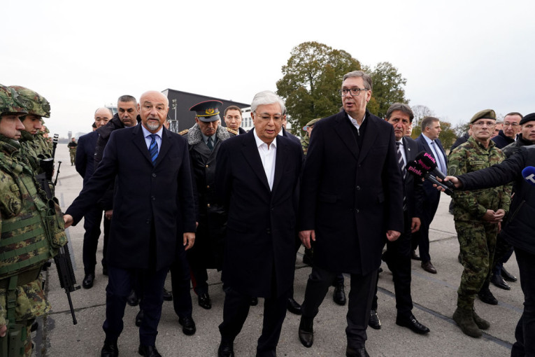 Vučić na prikazu vojne opreme u Batajnici: Sa ponosom sam Tokajevu pokazao koliko je Srbija napredovala i modernizovala vojsku (FOTO/VIDEO)