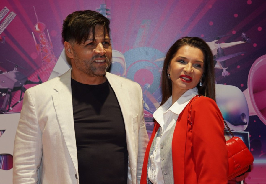 Za Dejanom devojke lude: Sin ovog estradnog para privlači pažnju svojim mišićima! (FOTO)