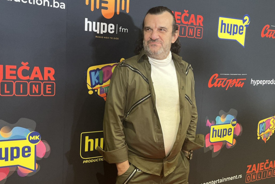 Aca Lukas šeta atraktivnu plavušu! Uhvaćeni na aerodromu, ona ne skida osmeh sa lica