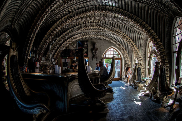 Da li je ovo najjeziviji kafić u Evropi? Otkrijte Giger bar i muzej u Švajcarskoj i zakoračite u vanzemaljski svet (FOTO/VIDEO)