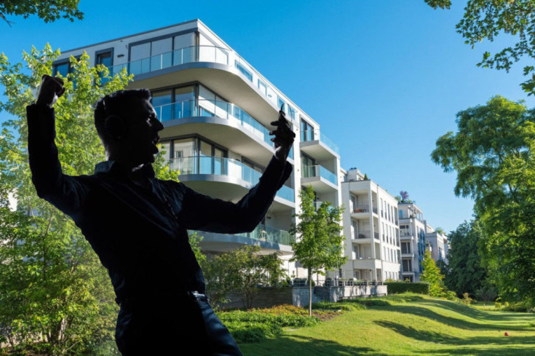 Našeg poznatog pevača supruga varala sa njegovim ortakom sa kojim čeka i dete, on posle nje započeo biznis u Grčkoj i razvaljuje se od para!