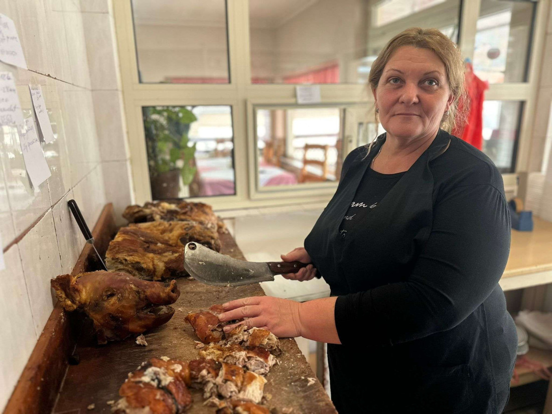 Pečenjari u sezoni slava imaju pune ruke posla: Trpeza se ne može ni zamisliti bez pečenja - evo kako se kreću cene (FOTO)