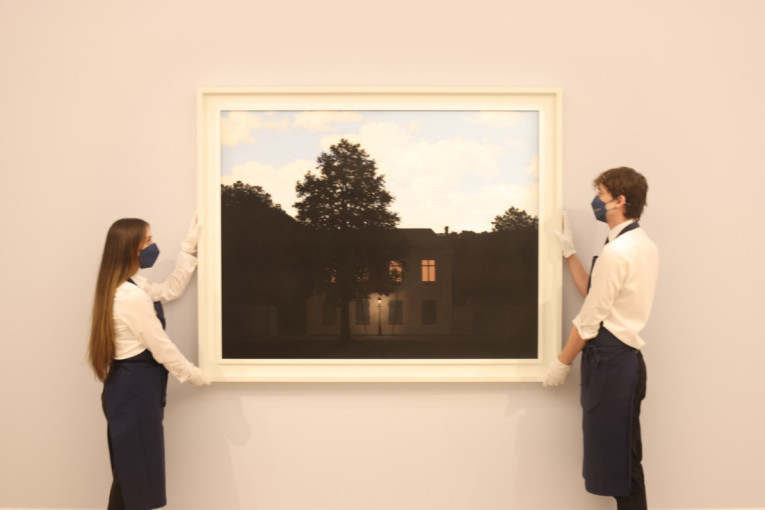 Sablasna slika "Carstvo svetlosti" prodata za više od 120 miliona dolara: Zbog jednog detalja je posebna (FOTO)