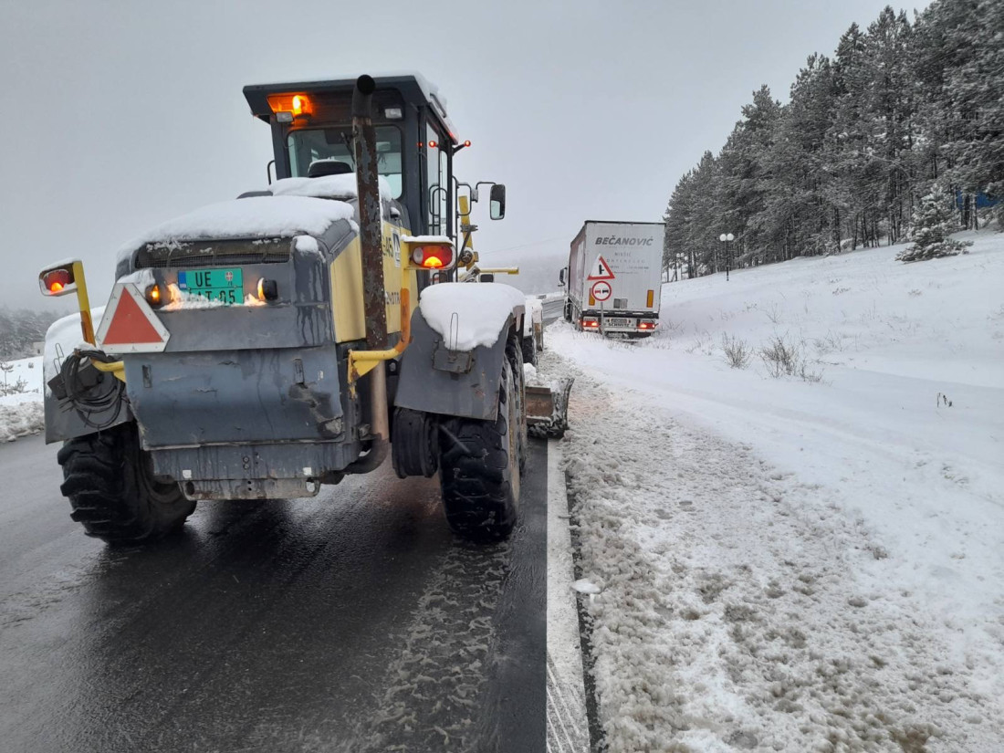 Srpski putari se celu noć borili sa snegom: Putevi prohodni - zavejana samo Odvraćenica (FOTO)